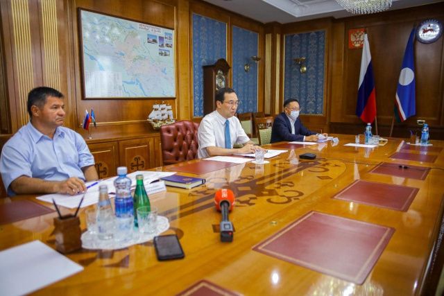 Глава Якутии рассмотрел ход строительства Жатайской судоверфи