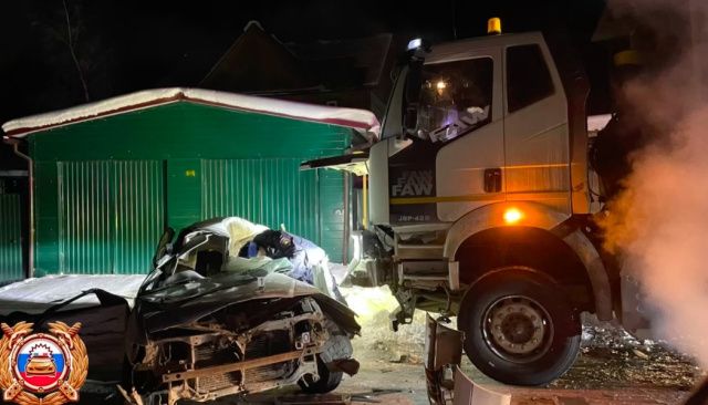 Смертельное ДТП в Старой Табаге: легковушка столкнулась с двумя грузовиками, пассажир погиб