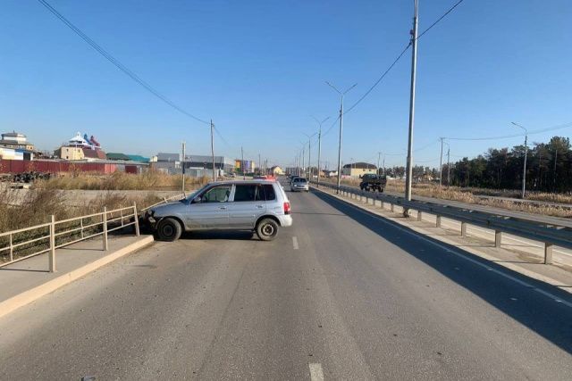 В Якутске пьяный водитель повредил пять пролетов пешеходного ограждения