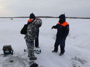 Инспекторы ГИМС напоминают рыбакам правила безопасного поведения на льду