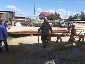 Сотрудники Якутской кадетской школы помогли участнику СВО в строительстве дома