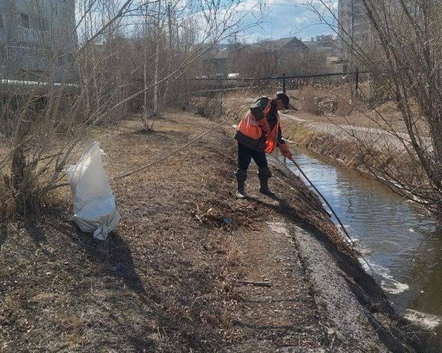 В Якутске продолжаются работы по очистке берегов водных объектов