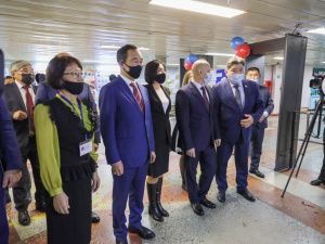 В общеобразовательной школе Айхала установлена памятная доска основателю посёлка