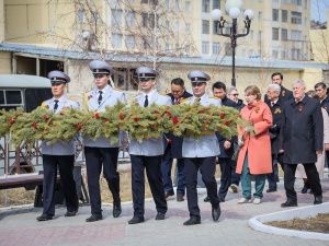 В Якутске возложили цветы к памятнику якутскому снайперу и мемориалу «Солдат Туймаады»