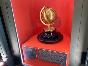 «Покидали стены музея только 35 лет назад»: Эрмитаж привез в Якутию солнечные часы императрицы