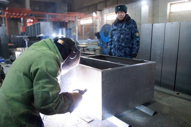 В исправительной колонии № 1 исполняется заказ на шкафы металлические четырехсекционные с электромагнитными замками 