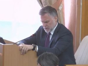 Обычная практика вешать все грехи на уходящего?