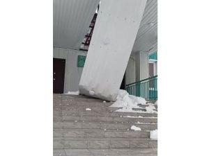 Учащихся школы в Якутске, где из-за снега рухнул козырек, переведут на удаленку 