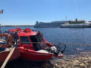 В Якутии на реке Лене маломерное судно столкнулось с паромом: Пострадали три пассажира