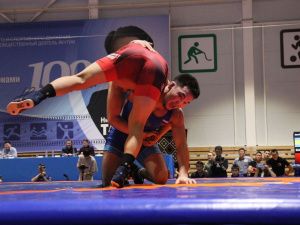 Фоторепортаж. Главные схватки чемпионата Якутии по вольной борьбе