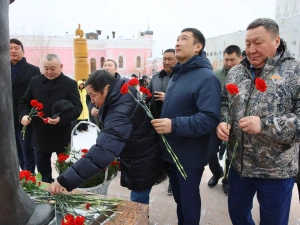 В Якутии возложили цветы к памятнику выдающемуся государственному деятелю республики Илье Винокурову