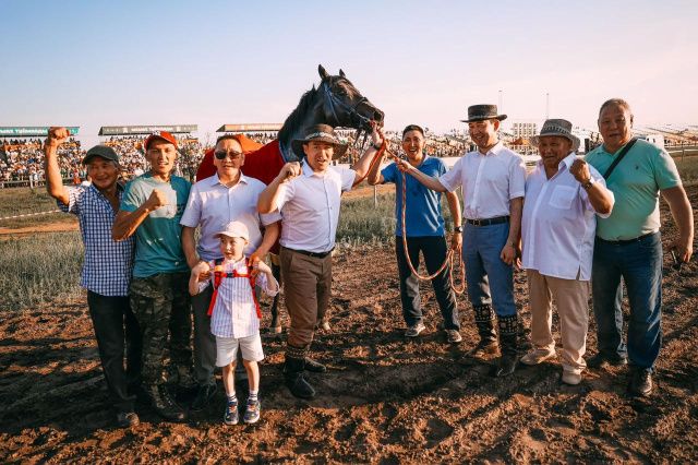 Победу на конных скачках на приз Главы Якутии одержал скакун Ламан Леча из Амгинского улуса