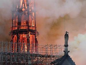 Сгорел собор Парижской Богоматери