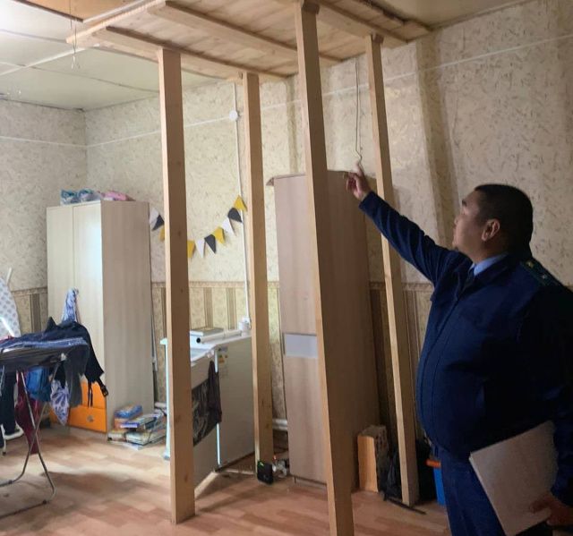 В Якутске в одной из квартир произошел частичный обвал потолка