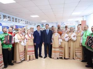 Глава Якутии посетил Едяйскую библиотеку-музей ямщицкой культуры и истории