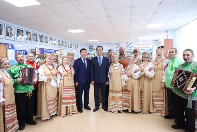 Глава Якутии посетил Едяйскую библиотеку-музей ямщицкой культуры и истории