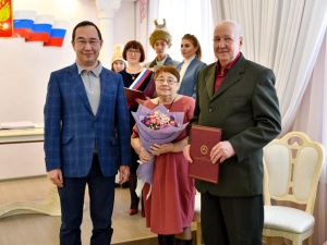 Глава Якутии поздравил с золотой свадьбой семейные пары из Алдана