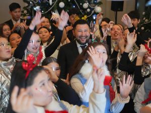 Евгений Григорьев вручил стипендии 100 лучшим школьникам на Елке главы Якутска