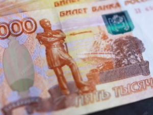 В Якутске 62-летний пенсионер похитил 5 тысяч рублей у спящего на остановке мужчины