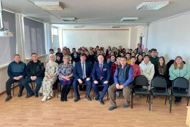 Валерий Лютый встретился с коллективом и студентами Жатайского техникума