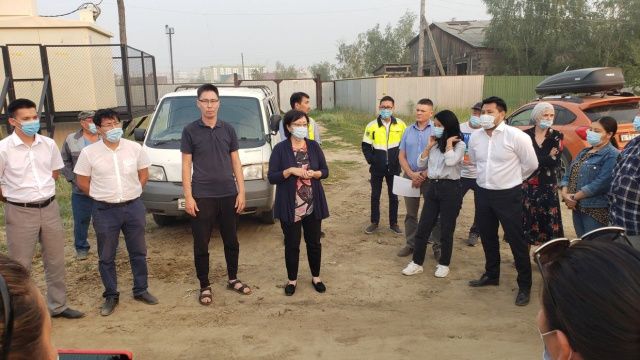 Сардана Авксентьева обсудила с жителями Автодорожного округа ремонт улиц и вопросы благоустройства