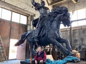 В Нижнем Бестяхе установили скульптуру Василия Мачаары