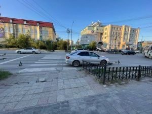 В Якутске 16-летний самокатчик попал под колеса машины