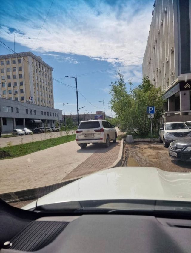 В Якутске оштрафовали водителя за неправильную парковку