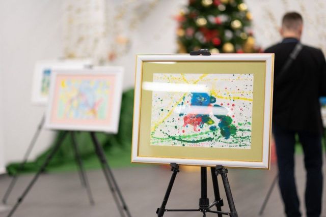 11 детских картин продали за четверть миллиона рублей на благотворительном аукционе в Якутии