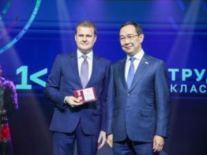 Глава Якутии вручил юбилейный знак столетия ЯАССР Алексею Чекункову