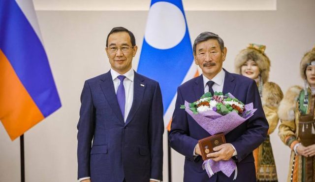 Глава Якутии поздравил с юбилеем народного писателя Якутии Дмитрия Наумова