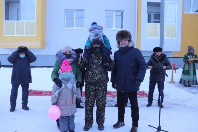 Кирилл Бычков вручил ключи от 124 квартир переселенцам из аварийного жилья в Мегино-Кангаласском районе