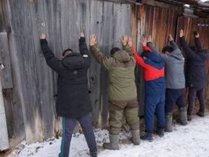 В Верхневилюйском улусе пятеро мужчин, угрожая топором, отняли 5 тысяч рублей у строителей