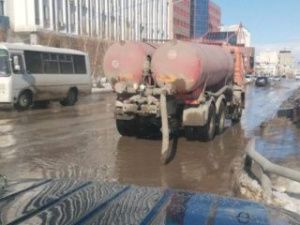 Коммунальщики приступили к откачке талых вод с заниженных мест