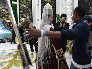 Зарубежные участники Всемирного фестиваля молодежи знакомятся со страной на Международной выставке-форуме «Россия»