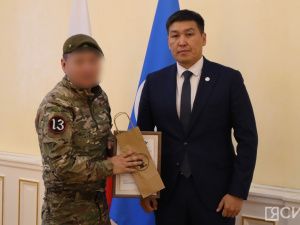 В Якутии прибывшим из зоны СВО военнослужащим традиционно вручили якутские ножи