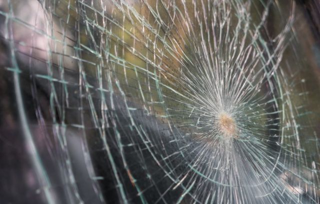 Житель Якутска выбросил мусор с балкона и повредил чужую машину: Ущерб составил около 70 тысяч рублей