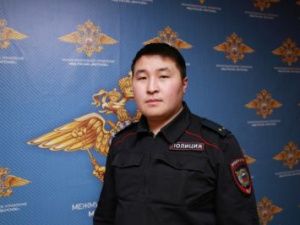 Жительница Якутска поблагодарила участкового, который вернул ей похищенное имущество