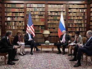 Журналисты устроили давку у зала переговоров Путина с Байденом