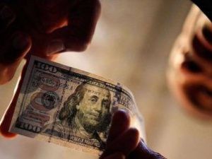 Мужчине назначили условный срок за сбыт поддельных долларов. Он нашел их на улице