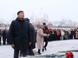 В День учителя в Якутске возложили цветы к памятнику Михаилу Алексееву