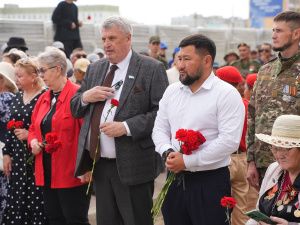 Евгений Григорьев возложил цветы к памятнику в День ветеранов боевых действий