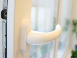 В Якутске малыш закрыл свою маму с трехмесячным братиком на балконе