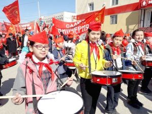 Человек труда — хозяин своей страны!