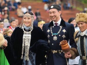 В сети обсуждают очередной национальный наряд первой леди