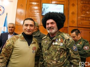 Айсен Николаев вручил якутянам государственные награды в преддверии Нового года