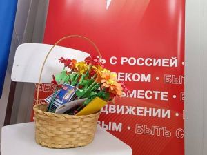 Фотофакт: в селе Намцы школьники провели акцию «Поздравляем работающих женщин»