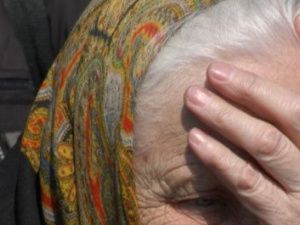 Трое пьяных мошенников похитили у пенсионерки золотые украшения