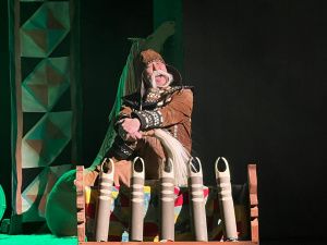 В День родного языка и письменности ТЮЗ представил по школьной программе спектакль «Старушка Бэйбэрикээн с пятью коровами»