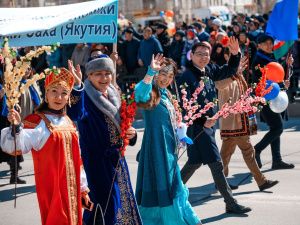 Айсен Николаев поприветствовал участников первомайской демонстрации